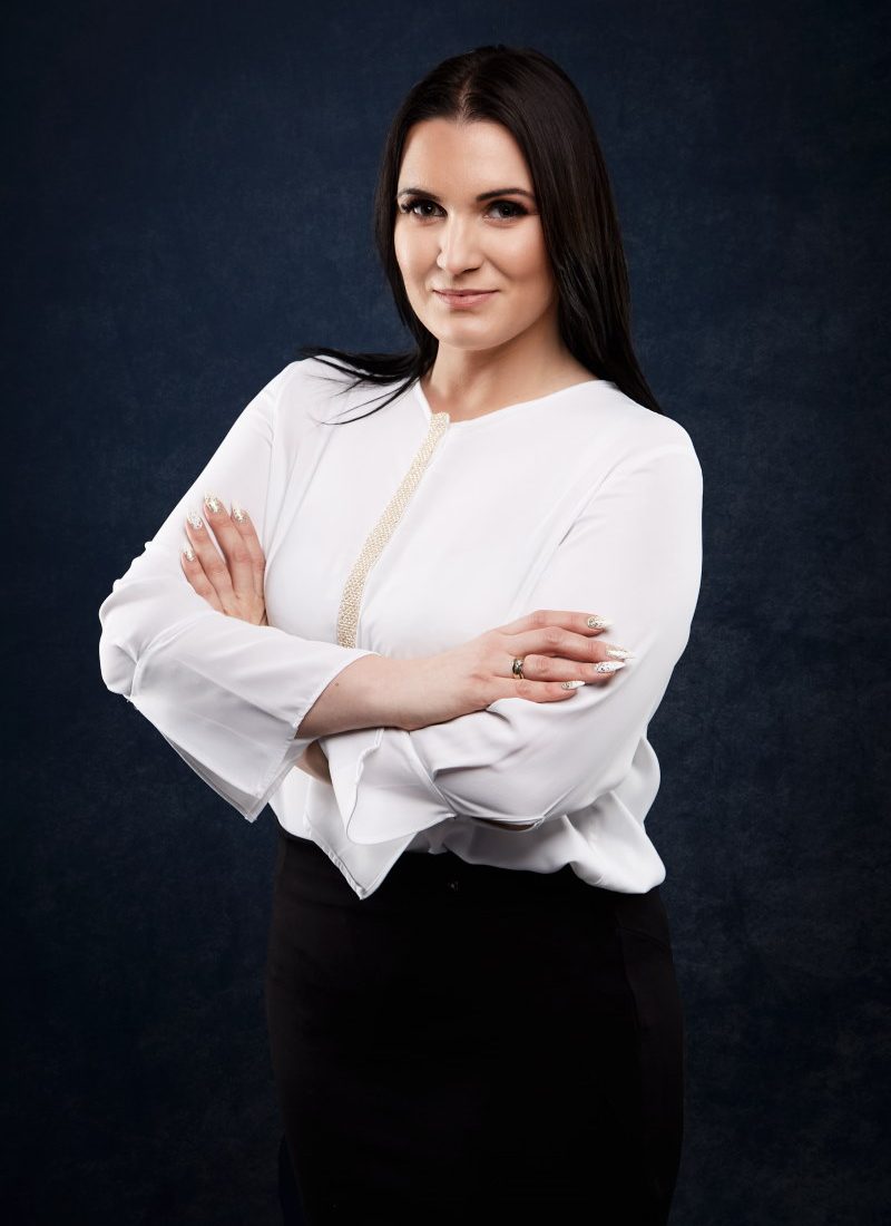 Mężczyzna w eleganckim garniturze.